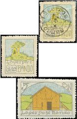 Farbige, perforierte Briefmarken der Lagerpost. Oben, zu 2 Sen, je ein Exemplar postfrisch und gestempelt. Darunter ein postfrisches Exemplar der 5-Sen Marke, in der Mitte braun eine Baracke. Im Halboval oben links 5, rechts sn. Unter dem Bild „Lagerpost Bando.“