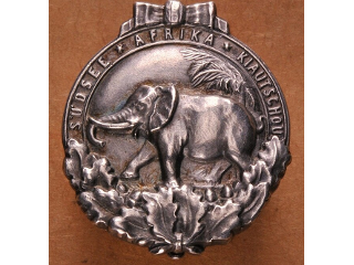 Kolonialabzeichen, ein runder Orden mit dem Bild eines Elefanten.